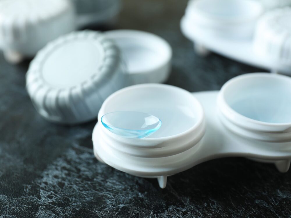 contact-lens-close-up-on-marble-surface-2026-09-24-09-40-29-utc (1) Lentes Orto-K para tratamiento de ortoqueratología
