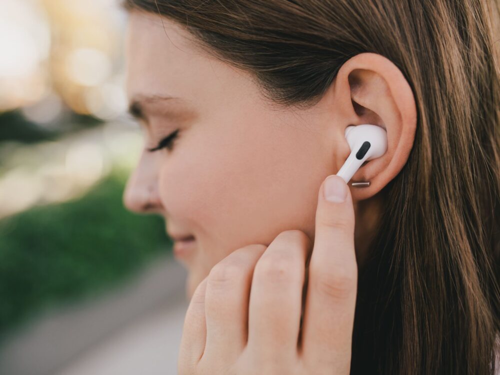 young-woman-using-wireless-earbud-technology-outdo-2026-09-21-06-47-57-utc (1) cómo cuidar los oídos